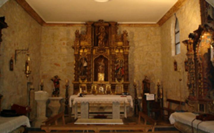 Imagen del retablo e interior de la Iglesia de San Miguel.